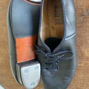 Bloch tap shoe, black size 6 1/2, leather upper, made in Australia, tap plates